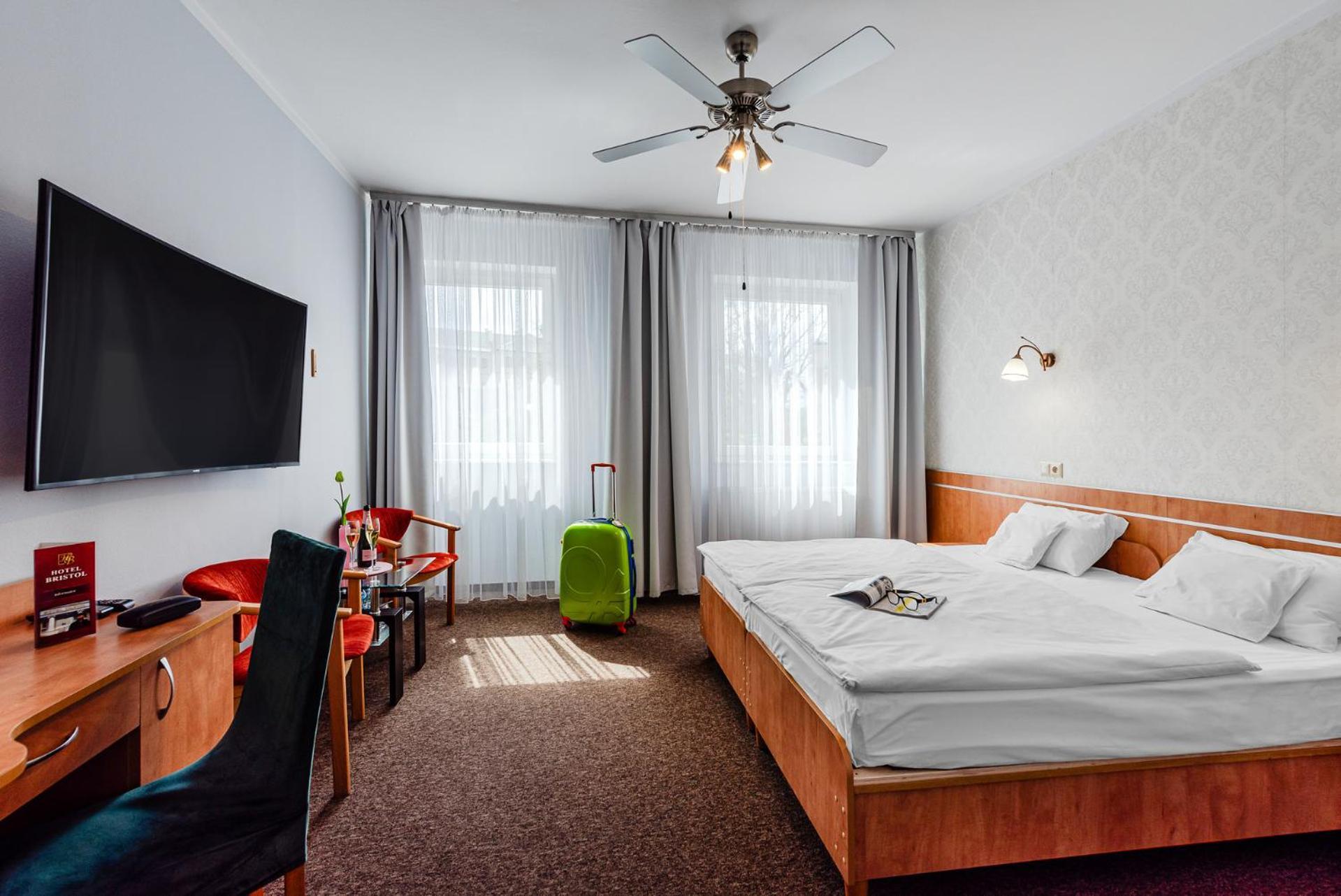 Hotel Bristol Кельце Экстерьер фото